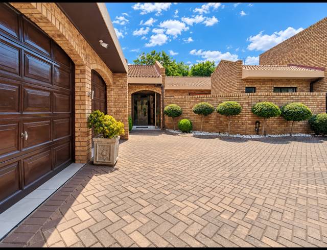 3 BEDROOM TOWNHOUSE FOR SALE IN VANDERBIJLPARK SW 5